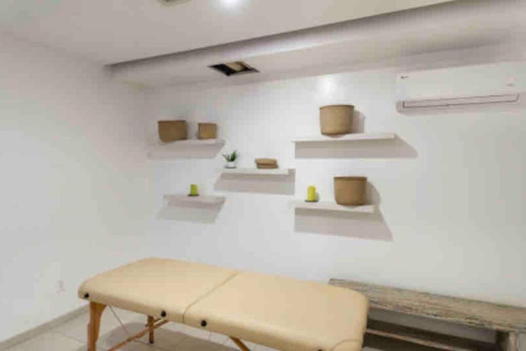 Ideally Located Steps From The 5th Avenue Apartamento