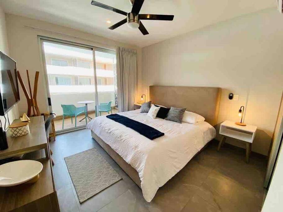 Ideally Located Steps From The 5th Avenue Apartamento