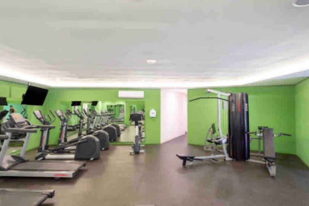 Ideally Located Steps From The 5th Avenue Apartamento